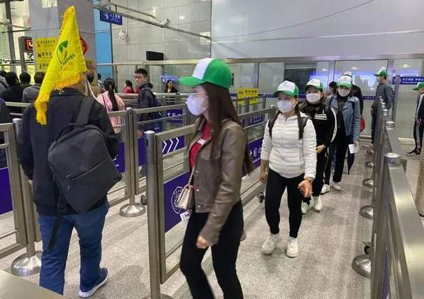 外国人入境团队旅游业务恢复 多个越南旅游团经凭祥友谊关口岸入境